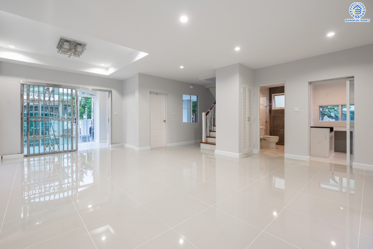 บ้านมือสองตกแต่งใหม่ ม.นันทวัน พระราม5 ตกแต่งหรูหรา หลังใหญ่กว่า 64 ตร.ว. ฟังก์ชันจัดเต็ม 3 ห้องนอน 3 ห้องน้ำ 1 ห้องอเนกประสงค์ จอดรถได้ 2 คัน พร้อม Living Room รองรับทุกความสุข ทำเลเดินทางสะดวก ใกล้ทางด่วน "กาญจนาภิเษก" และรถไฟฟ้าสายสีม่วง "สถานีบางรักใหญ่"